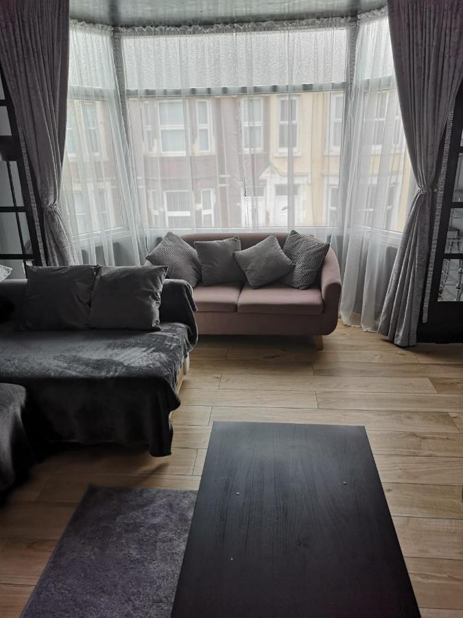 A Home Away From Home Now With Netflix And Ps4 แบล็คพูล ภายนอก รูปภาพ